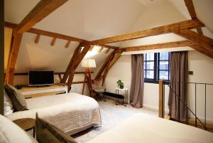 una camera da letto con due letti e una TV in una stanza di Authentic Farmhouse - De Vergulden Eenhoorn ad Amsterdam