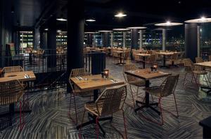ユトレヒトにあるInntel Hotels Utrecht Centreの市街の景色を望むレストラン(テーブル、椅子付)