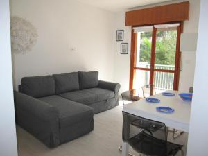 a living room with a couch and a table at Appartamento Franco in Grado