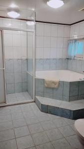 A bathroom at Keton Motel Hualien