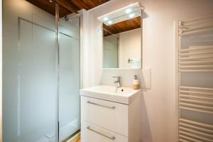 een badkamer met een wastafel en een douche bij Maison Sarda in Formiguères +35 foto's