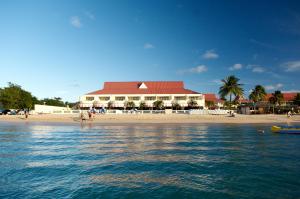 ein großes Gebäude am Strand mit dem Wasser in der Unterkunft Mystique St Lucia by Royalton in Gros Islet