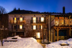 een groot gebouw met sneeuw ervoor bij Maison Sarda in Formiguères