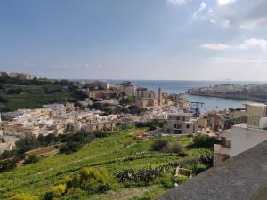 马尔萨斯卡拉Panoramic Penthouse in Marsascala which enjoys sea and country views的城市海景公寓