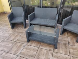 Panoramic Penthouse in Marsascala which enjoys sea and country views的休息区