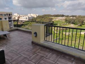 Panoramic Penthouse in Marsascala which enjoys sea and country views的阳台或露台