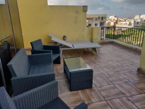 Panoramic Penthouse in Marsascala which enjoys sea and country views的阳台或露台