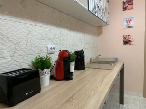 una encimera con fregadero y un aparato rojo. en 36 Central Residence, en Brasov