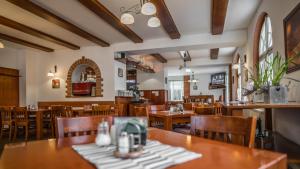 Reštaurácia alebo iné gastronomické zariadenie v ubytovaní Hotel Atlas