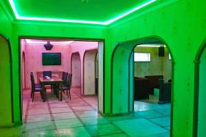 TV a/nebo společenská místnost v ubytování Grand Nakhchivan Hotel