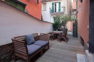 een patio met 2 stoelen en een tafel op een balkon bij Appartamento Principe in Monterosso al Mare