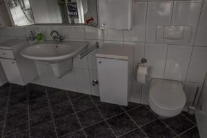 a small bathroom with a sink and a toilet at Hotel Gasthof Zur Post in Albersloh