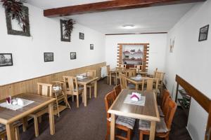 Reštaurácia alebo iné gastronomické zariadenie v ubytovaní Hotel Atlas