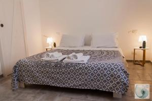 una camera da letto con un letto e due asciugamani di B&B CASA GILANIA LAMPEDUSA a Lampedusa
