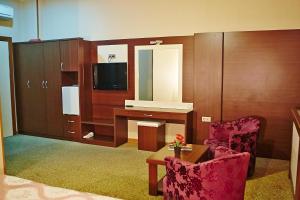 TV a/nebo společenská místnost v ubytování Grand Nakhchivan Hotel