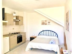 a small bedroom with a bed and a kitchen at Monolocale Loredana in Tergu