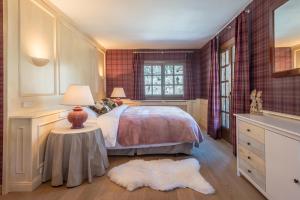 a bedroom with a bed and a table with a lamp at Xalet Kotki HUT1-005472 in Canillo