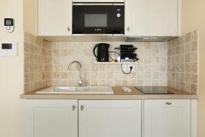 Køkken eller tekøkken på Résidence Grands Boulevards by Studio prestige + 271 billeder