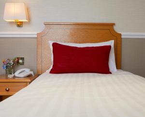 Кровать или кровати в номере Palm Court Hotel