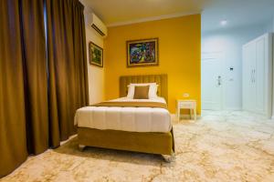 Postel nebo postele na pokoji v ubytování ART Hotel Tirana