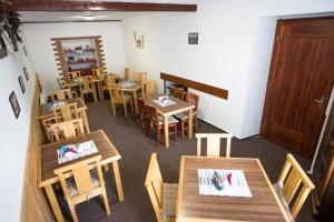 Reštaurácia alebo iné gastronomické zariadenie v ubytovaní Hotel Atlas