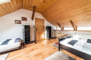 A bed or beds in a room at Žrebčín Mlynčok
