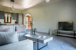sala de estar con sofá y mesa en Cephalonian Countryside Villa en Divarata