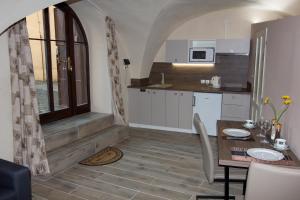 eine kleine Küche mit einem Tisch und einer Arbeitsplatte in der Unterkunft Apartmán U Gotického dvojčete in Leitmeritz