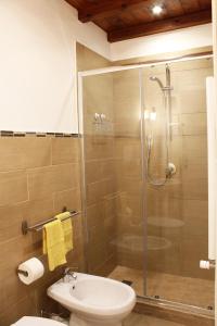 Il Giardino di Laura Private Rooms Mondello في مونديلّو: حمام مع دش ومرحاض ومغسلة