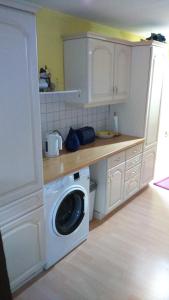 a kitchen with a washing machine in a kitchen at Ferienwohnung St. Wigbert in Fritzlar