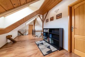 Cette chambre est dotée d'un escalier et d'une porte en bois. dans l'établissement Žrebčín Mlynčok, à Slovenská ľupča