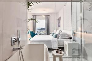 普拉迪斯亞羅斯的住宿－麥柯尼亞安大使羅萊夏朵酒店，白色的浴室设有床和浴缸。
