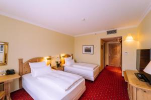 Giường trong phòng chung tại Atomis Hotel Munich Airport by Mercure