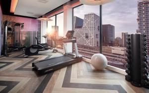 un gimnasio con vistas a la ciudad en Inntel Hotels Utrecht Centre, en Utrecht