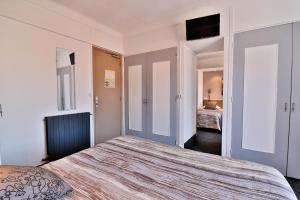 Postel nebo postele na pokoji v ubytování Hôtel le Chardon Bleu