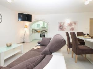 salon z kanapą i stołem w obiekcie Holiday Home Villa Angelina 1233 w mieście Barban