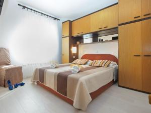 sypialnia z dużym łóżkiem i dużym oknem w obiekcie Holiday Home Villa Angelina 1233 w mieście Barban +37 zdjęć