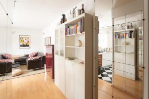 sala de estar con paredes blancas y puerta corredera de cristal en Appartements Oswald, en Krumpendorf am Wörthersee