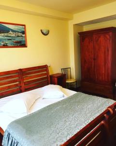 Tempat tidur dalam kamar di Hotel Francesca