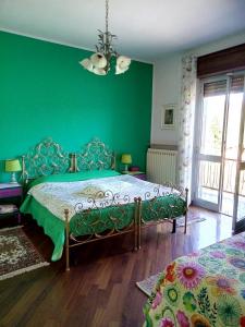 ガーヴィにあるPafati house in Gaviの緑の壁の緑のベッドルーム(ベッド付)