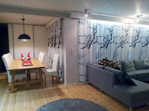 uma sala de estar com um sofá e uma mesa em Villa Porkka em Kuusamo