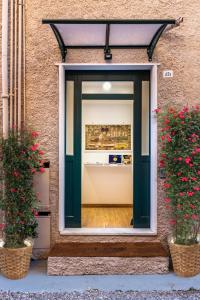 una puerta a una tienda con dos macetas en La Corallina, en Santa Margherita Ligure 6 fotos más