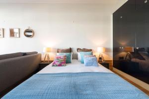 1 dormitorio con 1 cama y 1 sofá en Fontainhas Design Apartment by DA'HOME, en Oporto