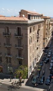 una vista aérea de una calle de la ciudad con edificios en B&B Castiglia, en Palermo