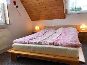 Bett in einem Zimmer mit zwei Lampen an zwei Tischen in der Unterkunft Stöckmann in Neuenkirchen
