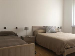 - une chambre avec deux lits côte à côte dans l'établissement Monte Goj Apartments, à Côme