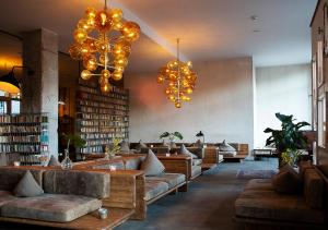 Posezení v ubytování Michelberger Hotel
