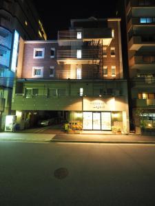 un edificio de noche con un edificio en Business Hotel Legato en Tokio