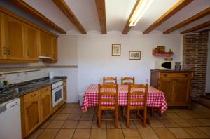 kuchnia ze stołem z 4 krzesłami w obiekcie Casa Villazón I - Camino de Santiago w mieście Muruzábal