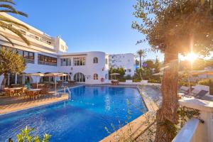 Bazén v ubytování Gavimar Cala Gran Hotel and Apartments nebo v jeho okolí